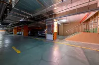 君逸皇冠大酒店（巴彥淖爾市維多利巴彥淖爾站店） - 停車場