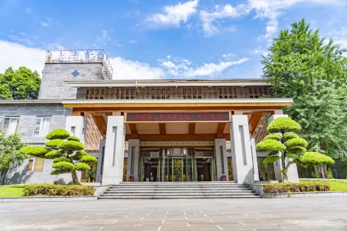 Huifeng Hotel - غرفة مطلة على الجبل
