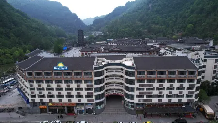 DAYS HOTEL BY WYNDHAM(Zhangjiajie Wulingyuan ) Отели рядом с достопримечательностью «Bailong Elevator»