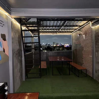 Nomad Yard Hostel Отели рядом с достопримечательностью «Тайская Международная Библиотека»