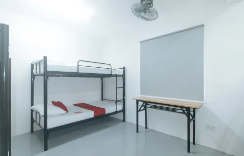 RedDoorz @ Qhouzz near PUP