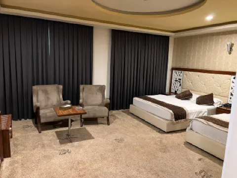 Dynast Hotel 酒店