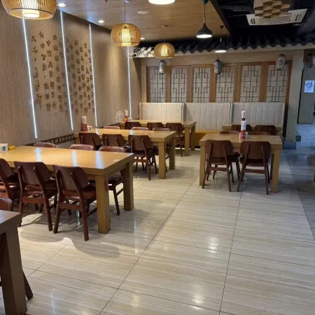 West Bank Hotel (Longjing West Market) Отели в г. Лунцзин
