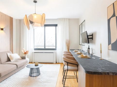 Stunning apartment with balcony & lift