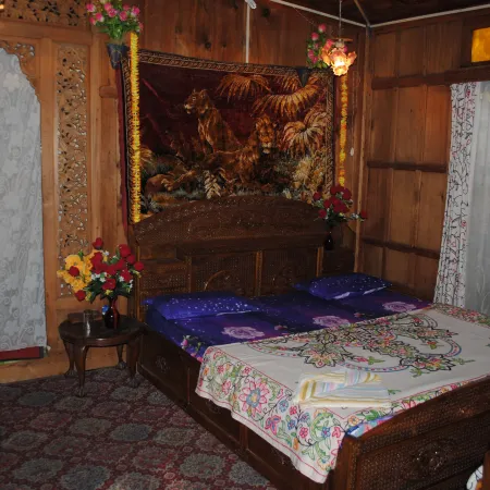 Houseboat Zaindari Palace