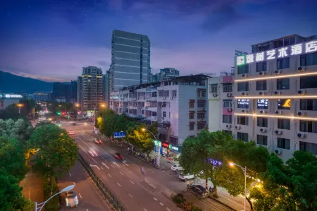 Zhuyue Yishu Art Hotel (Lishui High Speed Railway Station) Отели в г. Лишуй