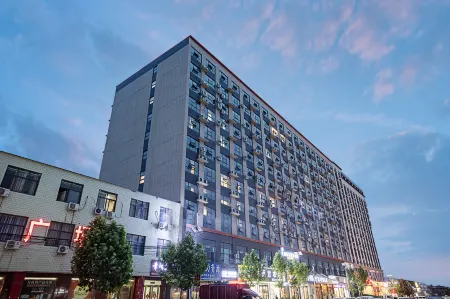 Jiangnan Zeju Holiday Hotel Отели рядом с достопримечательностью «Henan Institute of Water Conservancy and Environment (Airport Campus)»