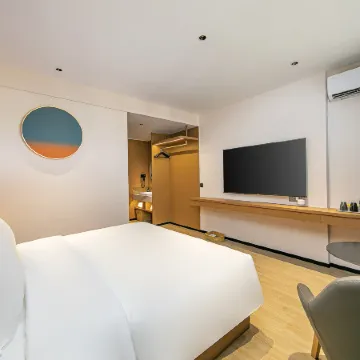 Xinlong Intelligent Hotel (Longyan Wanbao Plaza East Station)