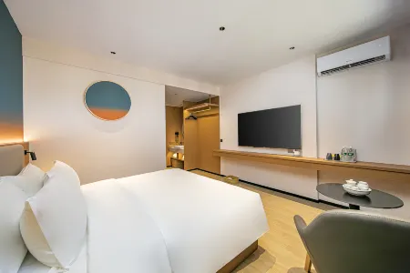 Xinlong Intelligent Hotel (Longyan Wanbao Plaza East Station)