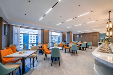 Ludian Longteng International Hotel (Ludian Bus Station Taiyang Lake) Отели в г. Лудян