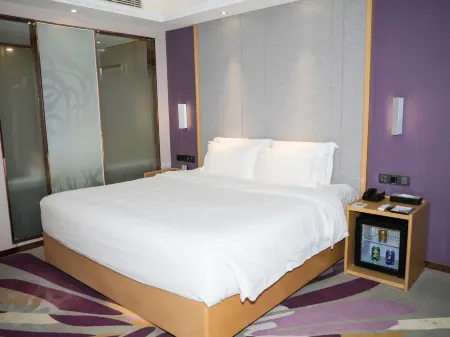 Yayi Light Luxury Hotel (Chifeng High-speed Railway Station)