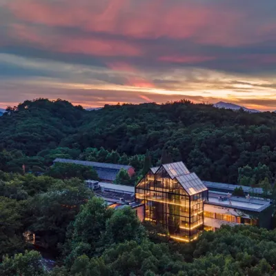 Wanxiang No.2 Art Hotel Hotels near Nanming Lake
