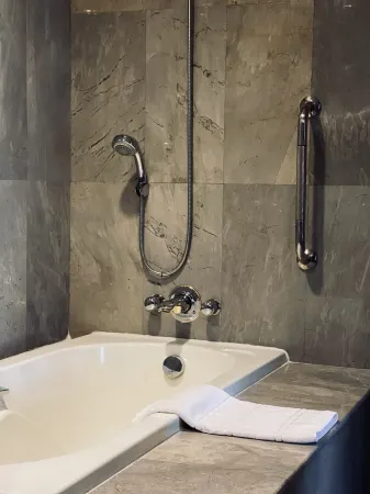 Royal Phuket City Hotel Отели рядом с достопримечательностью «Jian wanich pier»