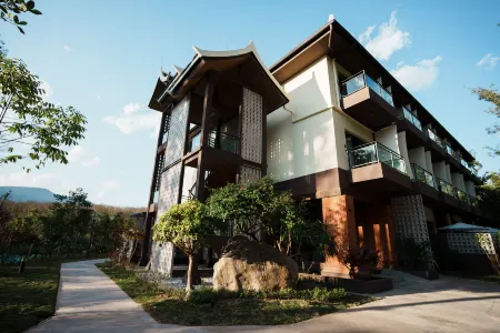 Nanlahe Paya Resort Hotel Отели в г. Менла