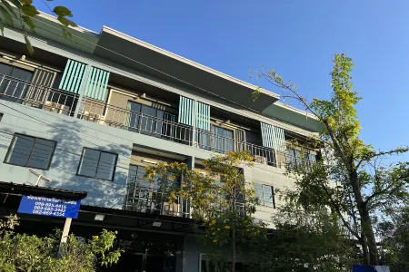 V Tharm Hotel Отели рядом со станцией Udon Thani