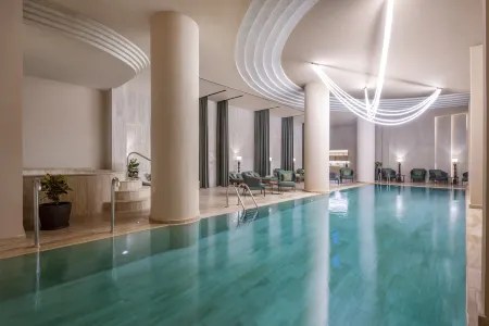 Swissôtel Tbilisi Отели рядом с достопримечательностью «Памятник  Церетели и Чавчавадзе»