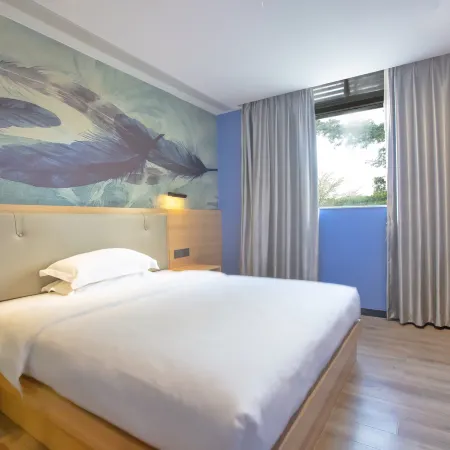 Qianji Delicate Hotel Отели рядом с достопримечательностью «Озеро Сили»