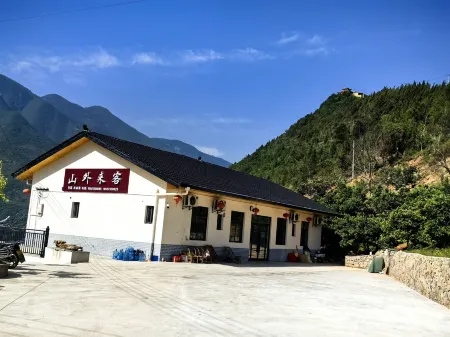 Guest Homestay Outside Fengjie Mountain Отели рядом с достопримечательностью «Qutang Gorge»