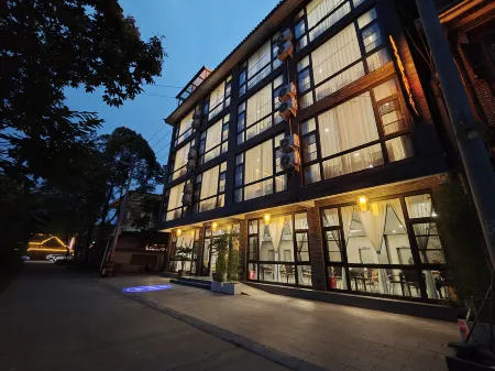 Dujiangyan Anyin Chuntang Hotel (High speed railway station in Qingcheng Mountain Scenic Area) Отели рядом с достопримечательностью «Baiyun Wanfo Cave»