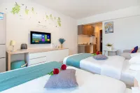 Guanhai Shiguang Scenic Hotel (Hailing Island Beiluowan Scenic Area)