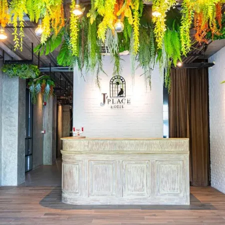J Place Hotel Отели рядом с достопримечательностью «Станция MRT Ратчадапхисек»