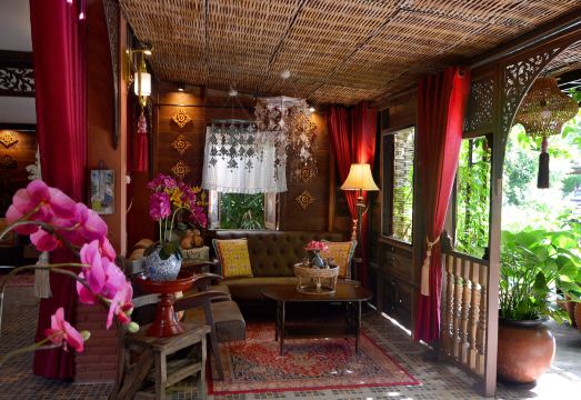 타이 타이 수코타이 게스트하우스의 야외 수영장