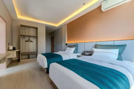 Qingyue Hotel (Yan'an Railway Station) Отели рядом с достопримечательностью «Yan'an Cliffside Inscriptions»