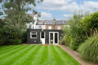 Luxury Family Home in Central Windsor with Large Garden, Games Room & Parking
