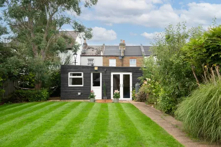 Luxury Family Home in Central Windsor with Large Garden, Games Room & Parking Отели рядом с достопримечательностью «Dramatica»