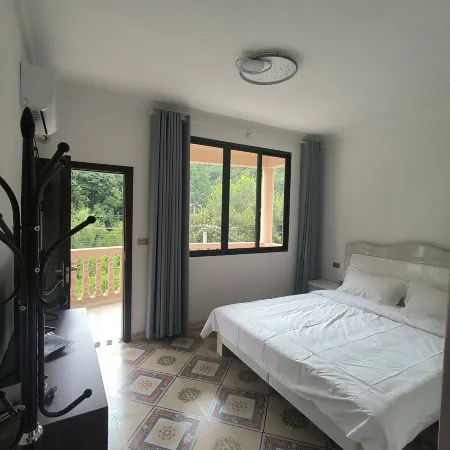 Xinyuan Homestay (Shuanghe Cave Via Ferrata)
