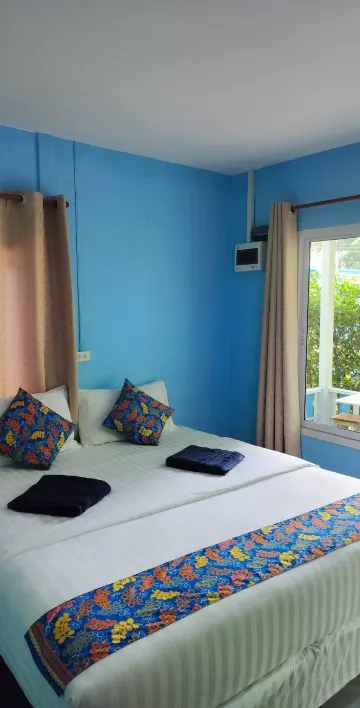 ห้องเตียงใหญ่หรือเตียงแฝดราคาประหยัด 