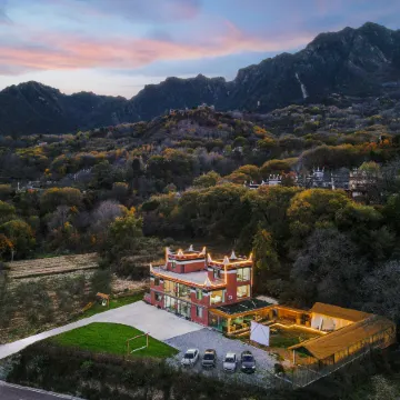 Banshan Courtyard · Looking Up at the Stars · Holiday Hotel
