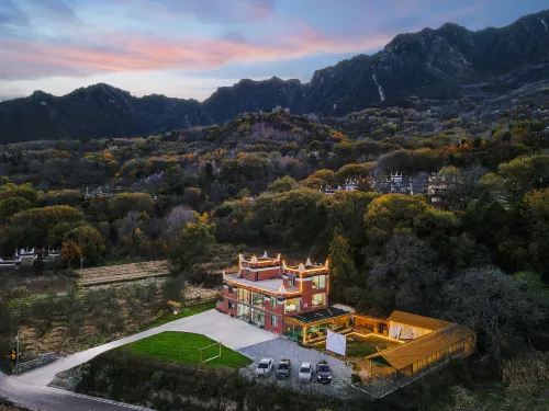 Banshan Courtyard · Looking Up at the Stars · Holiday Hotel