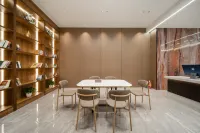 Rujia Ruibo Cloud Hotel (Xiangshan Passenger Center Wanda)