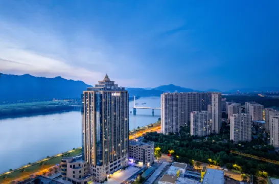 Tonglu Fuchun River Rosery Hotel