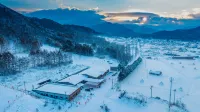 Xuegu Jinze Cold Spring Town (China Xuegu Scenic Area) - avec sources thermales