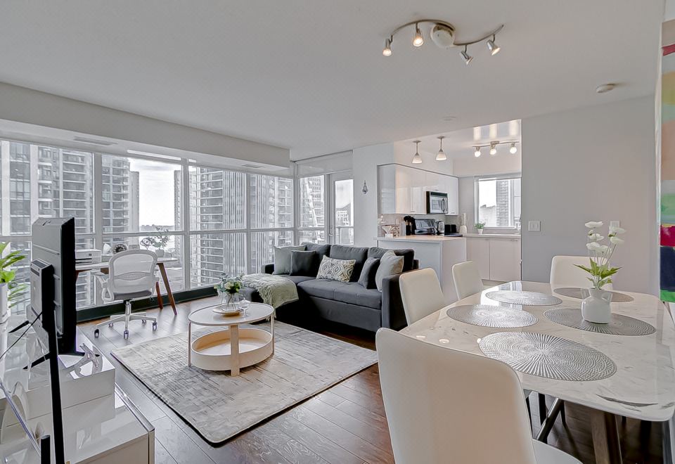 영 스트리트 다운타운 토론토 콘도스 전경