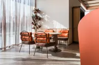 Orange Hotel (Nanchang Yaohu West Subway Station Normal University Branch) - parking