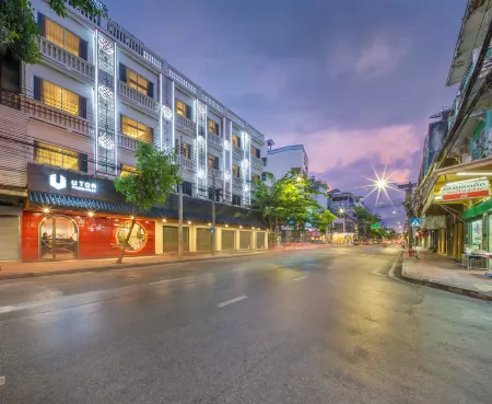 U TOR Yaowarat - Bangkok Chinatown Отели рядом со станцией Бангбамру