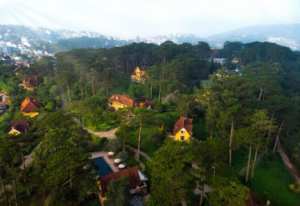 아나 만다라 리조트의 평화로운 정원 모습