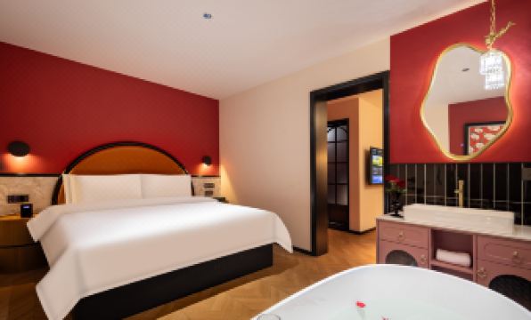 Xiangyu French Retro Hotel (Yanji Yanbian University Water Market Store)