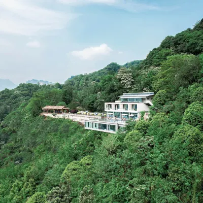 Mount Qingcheng · Moon Close to People Cliff Private Hot Spring Boutique Stay Hotel berhampiran Dujiangyan China Giant Panda Garden (formerly known as Panda Paradise)