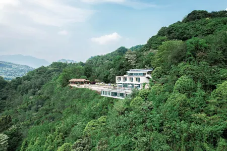 Mount Qingcheng Yuejinren Qingcheng Cliff Private Hot Spring Boutique Stay Отели рядом с достопримечательностью «Chengdu Institute Sichuan International Studies University»