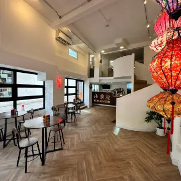 The White Den Sukhumvit 44 Отели рядом с достопримечательностью «Станция надземного метро Ekkamai»