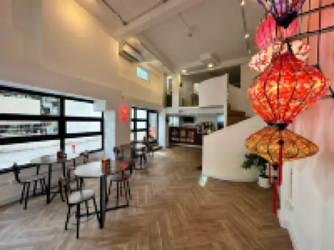 The White Den Sukhumvit 44