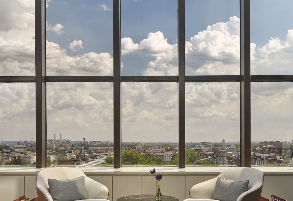 주메이라 칼튼 타워의 실내 수영장 사진