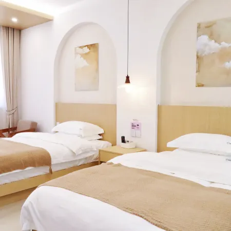 Beige Homestay (Yining Airport Railway Station)