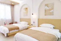 Beige Homestay (Yining Airport Railway Station)