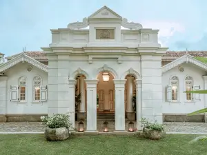Maniumpathy Hotel