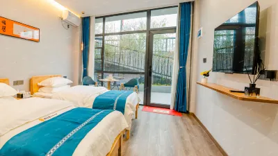 攬山小築民宿 鄰近石泉縣非物質文化遺產展覽廳的酒店